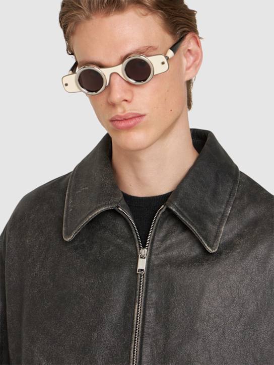 Kuboraum Berlin: Lunettes de soleil rondes en métal et acétate J50
