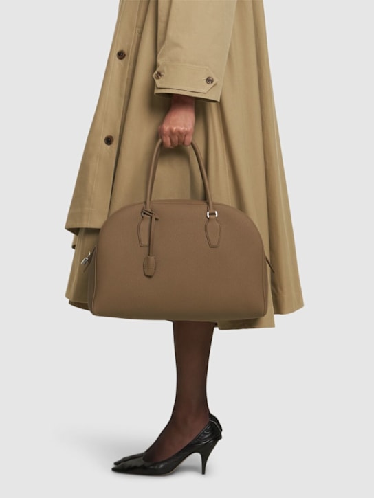 The Row: Sac en cuir mat martelé 15.75 India