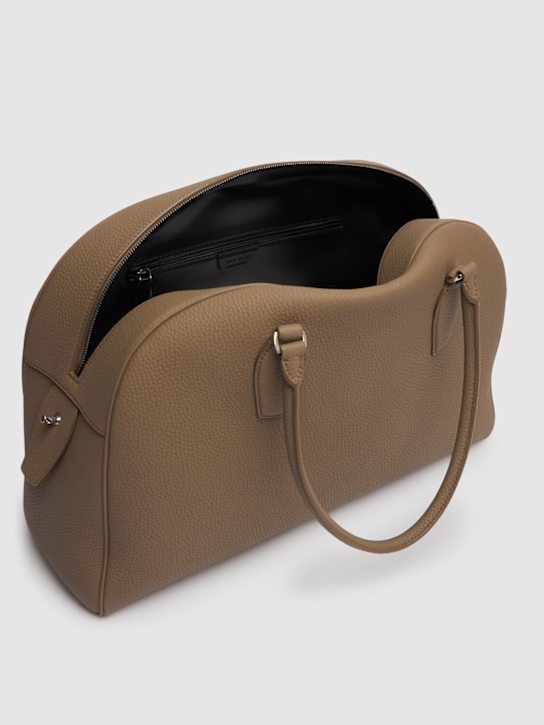 The Row: Sac en cuir mat martelé 15.75 India