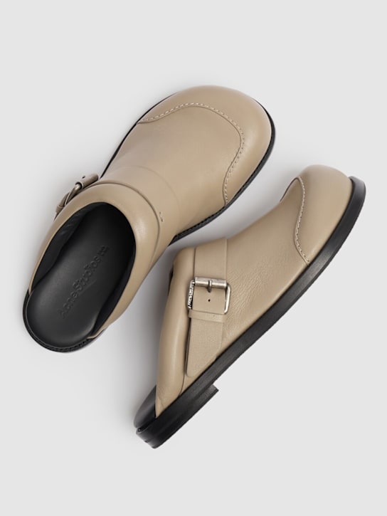 Acne Studios: Mules in pelle con fibbie 20mm