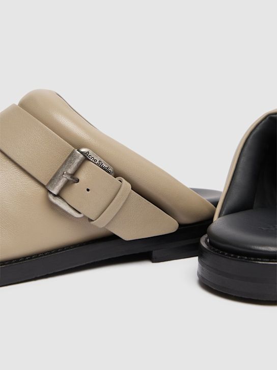 Acne Studios: Mules in pelle con fibbie 20mm