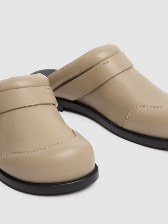 Acne Studios: Mules in pelle con fibbie 20mm