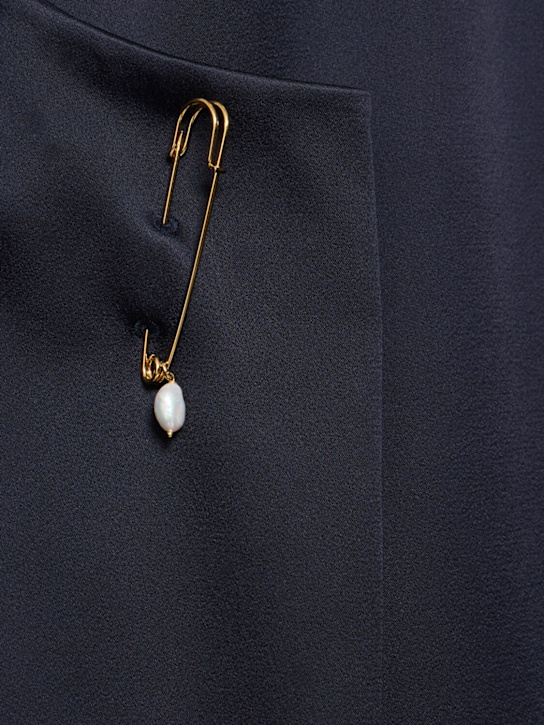 Carven: Robe midi en satin avec broche