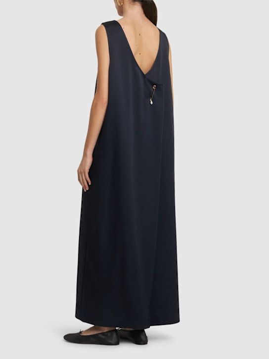 Carven: Robe midi en satin avec broche