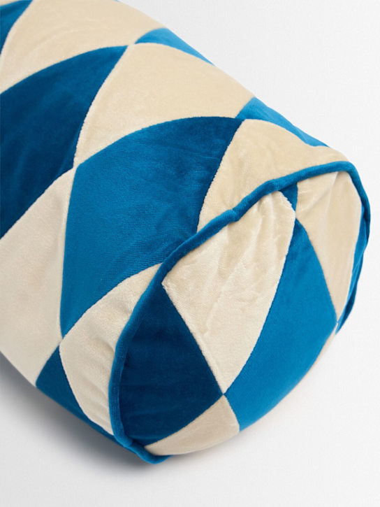 Christina Lundsteen: Cuscino Harlequin con piping