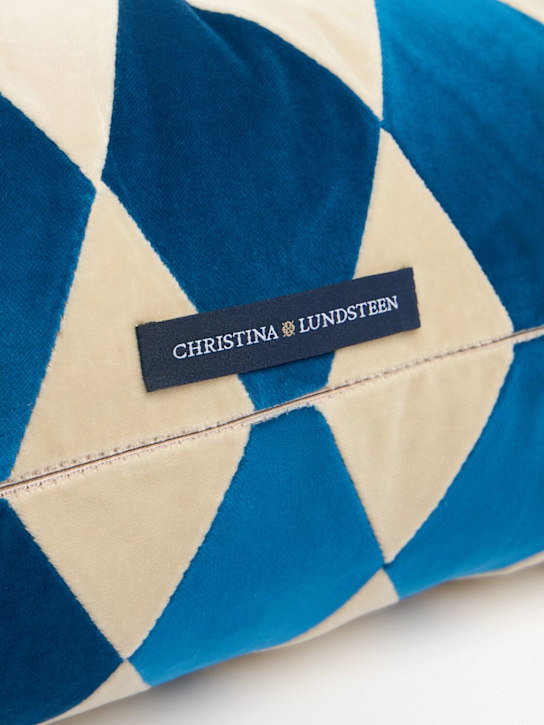 Christina Lundsteen: Cuscino Harlequin con piping