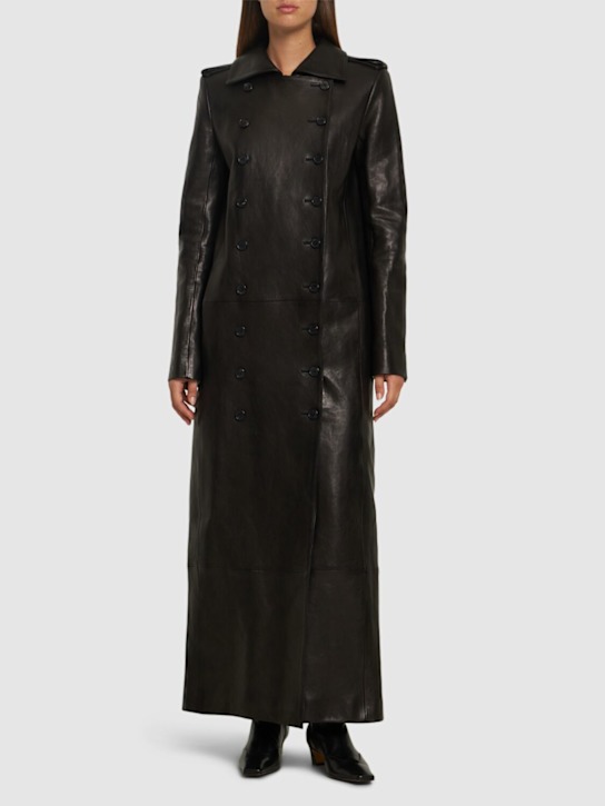 Khaite: Manteau long en cuir Mallory