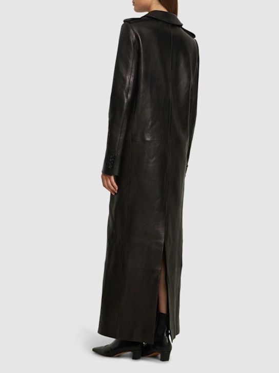 Khaite: Manteau long en cuir Mallory