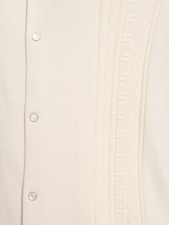 Brunello Cucinelli: T-Shirt aus Baumwolle mit Knöpfen
