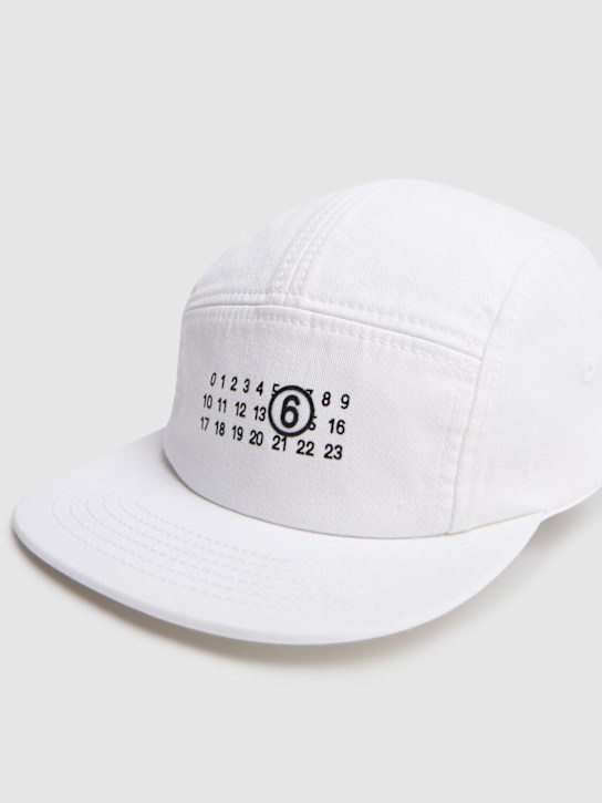 MM6 Maison Margiela: CASQUETTE EN TOILE DE COTON IMPRIMÉ