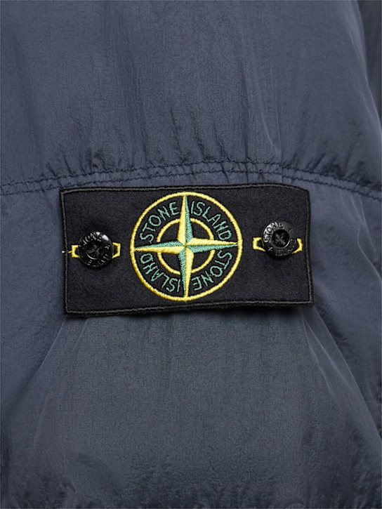 Stone Island: Parka courte en nylon matelassé duvet
