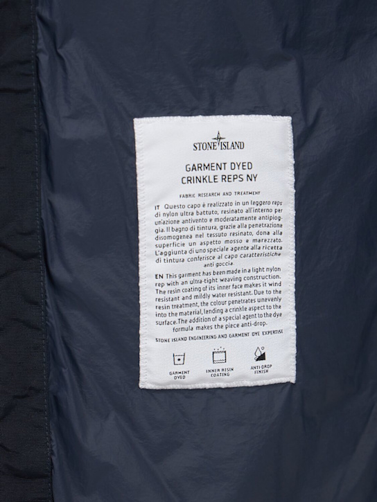 Stone Island: Parka courte en nylon matelassé duvet