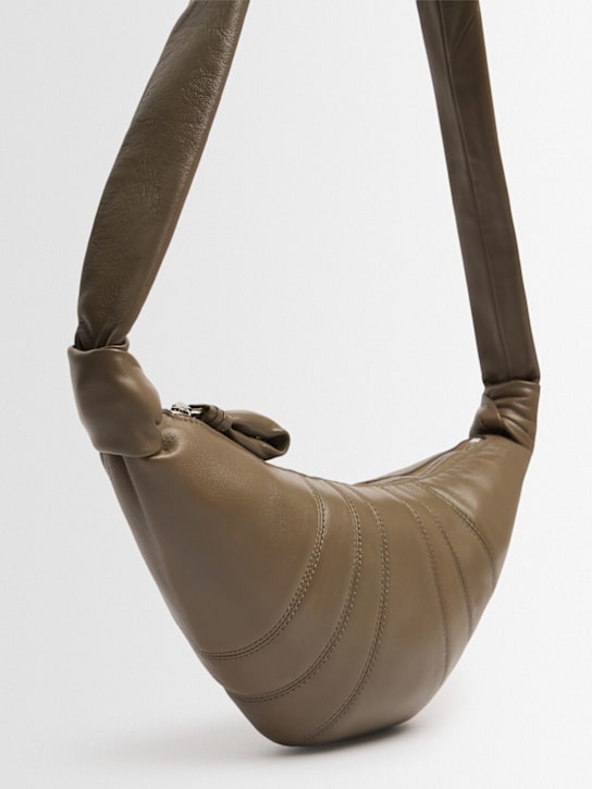 Lemaire: Kleine Schultertasche aus Nappaleder „Croissant“