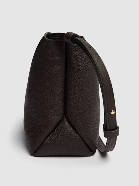 Khaite: Borsa a tracolla media Lina in pelle martellata