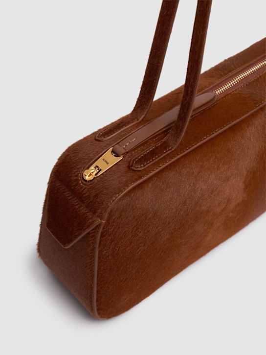 Khaite: Schultertasche aus Ponyhaar „Simona“