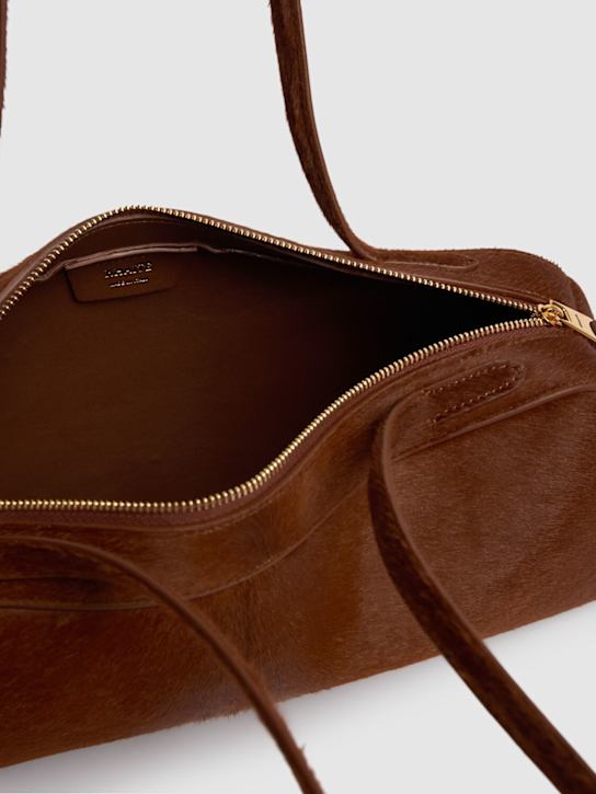 Khaite: Schultertasche aus Ponyhaar „Simona“