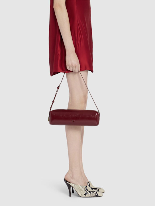 Khaite: Borsa Kye in pelle verniciata craclé