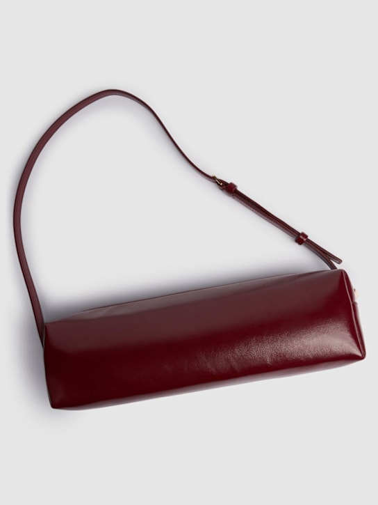 Khaite: Borsa Kye in pelle verniciata craclé