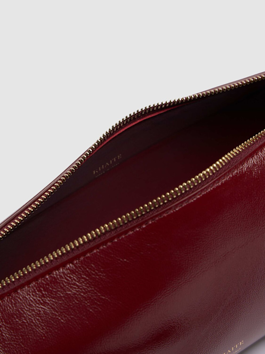 Khaite: Borsa Kye in pelle verniciata craclé