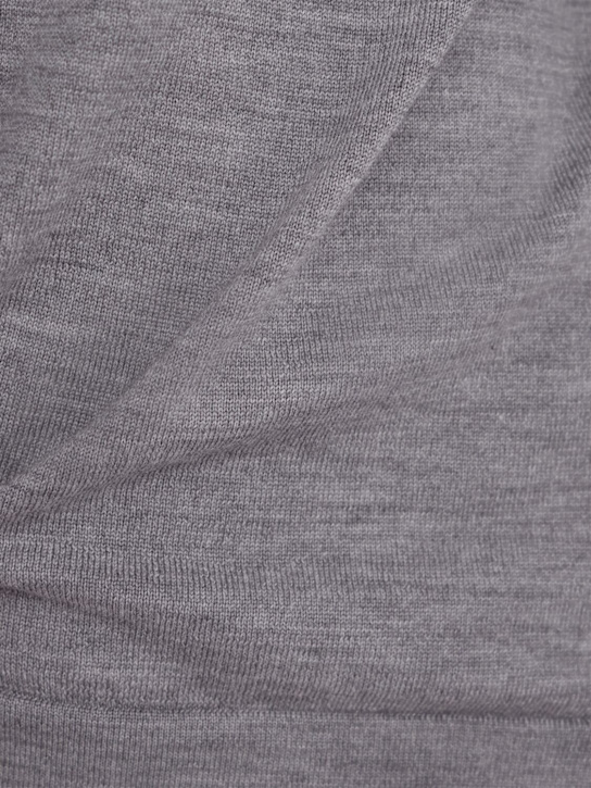 THE CORE: Lightweight wool knit crewneck sweater