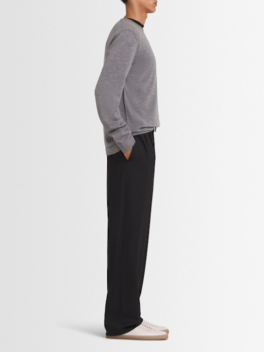 THE CORE: Lightweight wool knit crewneck sweater