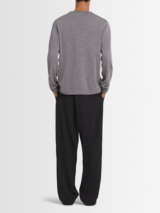 THE CORE: Lightweight wool knit crewneck sweater