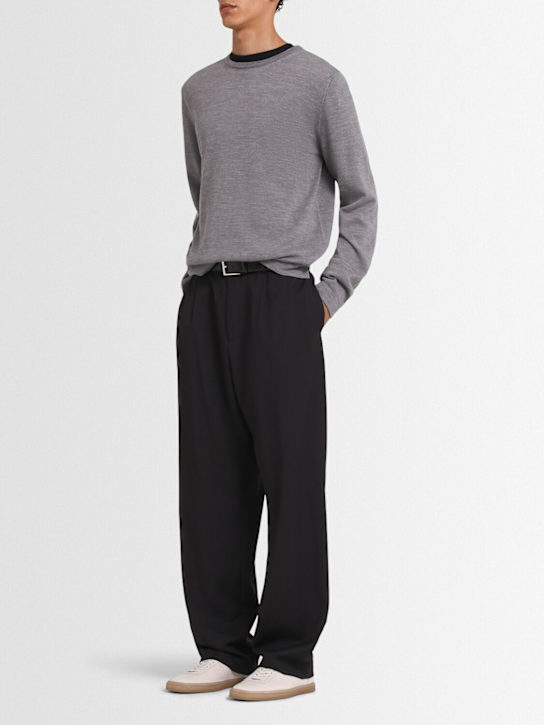 THE CORE: Lightweight wool knit crewneck sweater