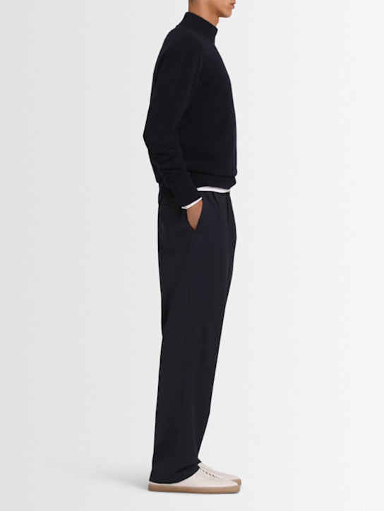THE CORE: Wool knit funnel neck sweater
