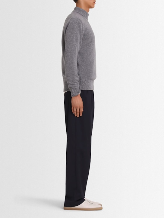 THE CORE: Wool knit funnel neck sweater