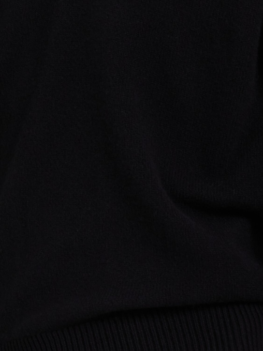 THE CORE: Wool knit V-neck sweater
