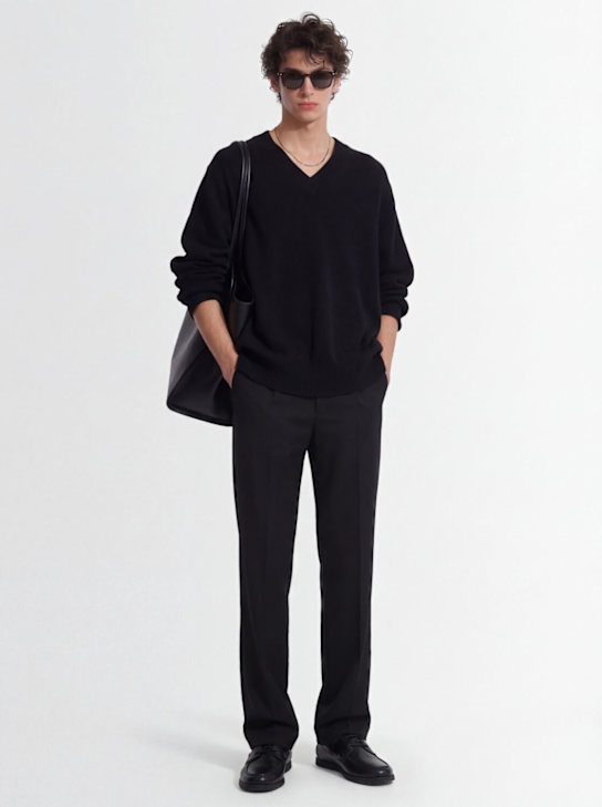 THE CORE: Wool knit V-neck sweater