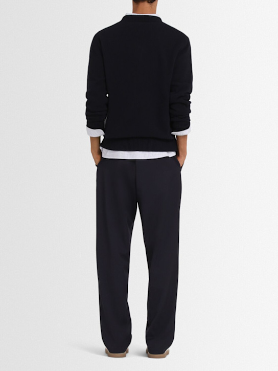 THE CORE: Wool knit V-neck sweater