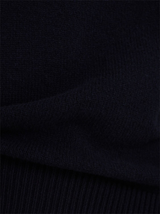 THE CORE: Wool knit V-neck sweater