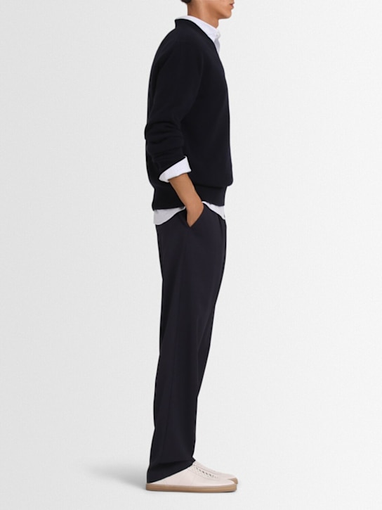 THE CORE: Wool knit V-neck sweater