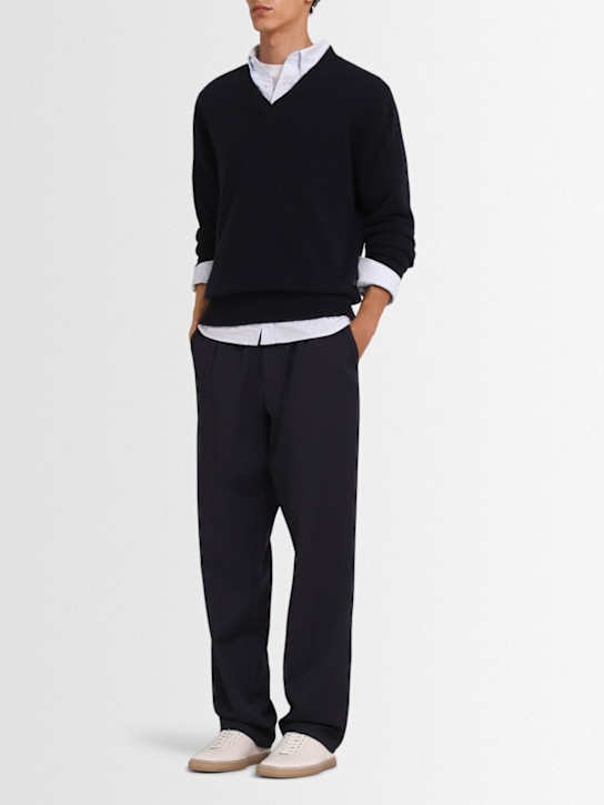 THE CORE: Wool knit V-neck sweater