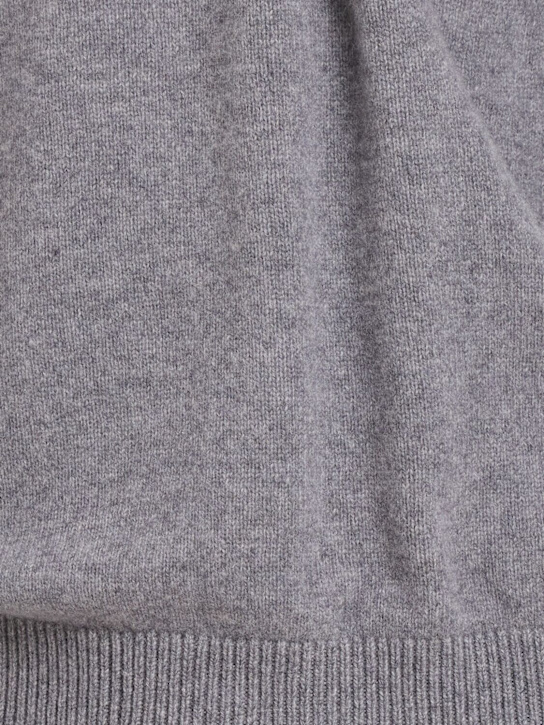 THE CORE: Wool knit V-neck sweater
