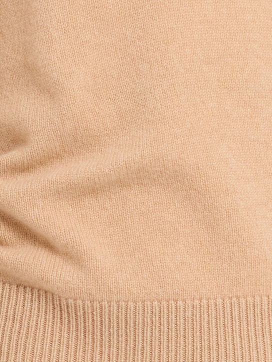 THE CORE: Wool knit V-neck sweater