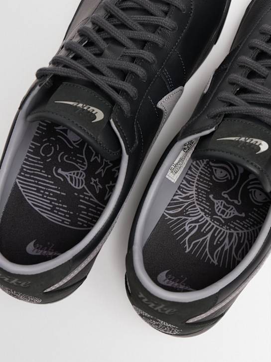 Nike: Sneakers Astrograbber