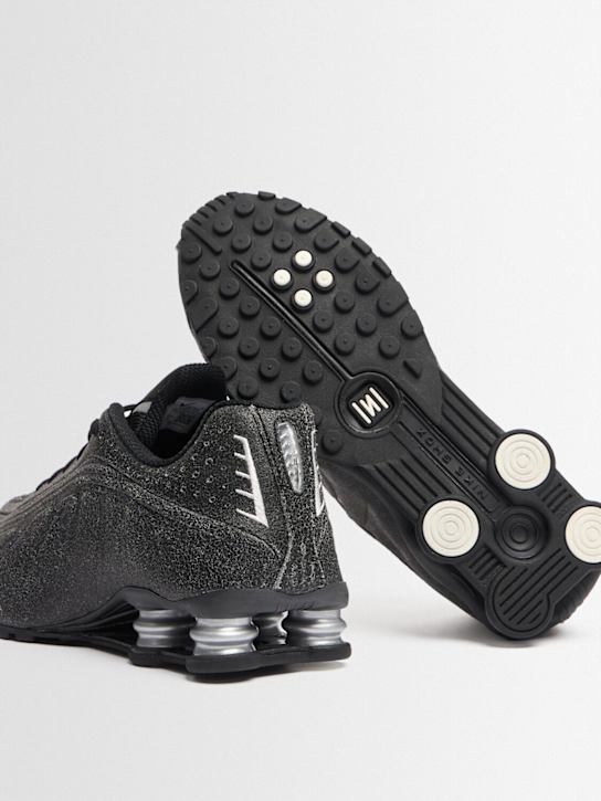 Nike: Sneakers Shox R4