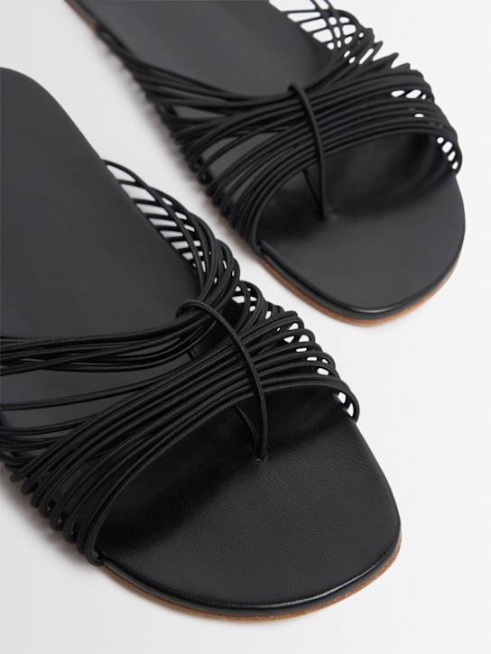 The Row: Flache Zehenstegsandalen „Sara“