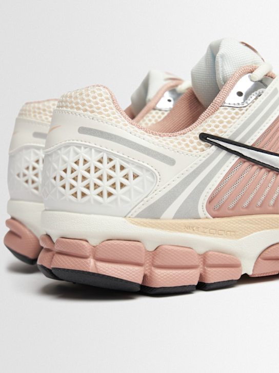 Nike: Sneakers Zoom Vomero 5