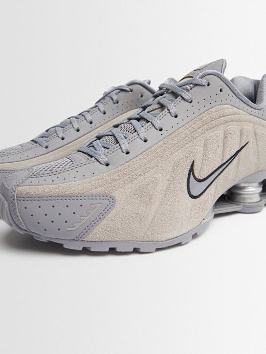 Nike: Sneakers Shox R4