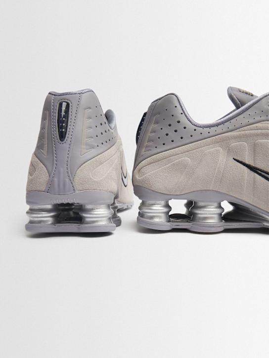 Nike: Sneakers Shox R4