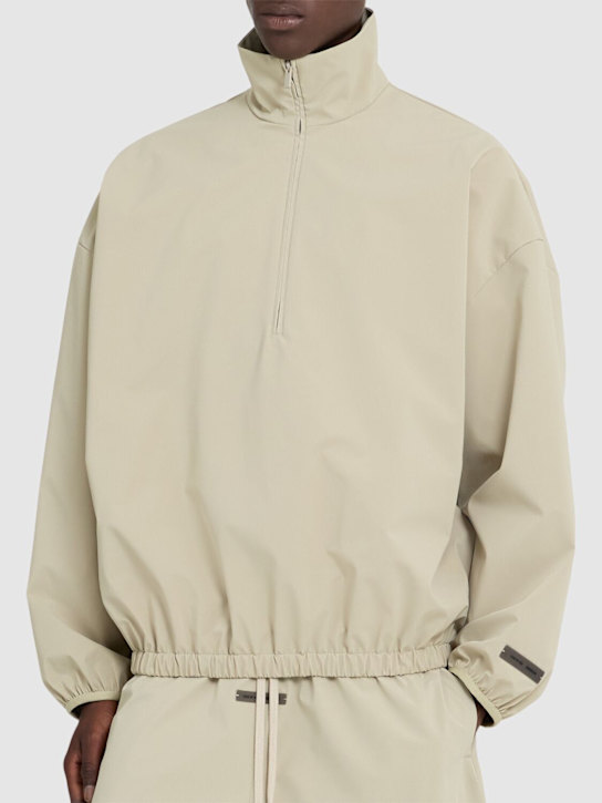 Fear of God ESSENTIALS: Sweat-shirt à demi-zippé en nylon Sporty