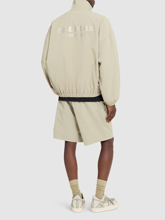 Fear of God ESSENTIALS: Sweat-shirt à demi-zippé en nylon Sporty