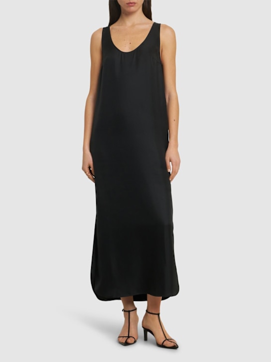 Loulou De Saison: Robe longue en soie à col rond Nada