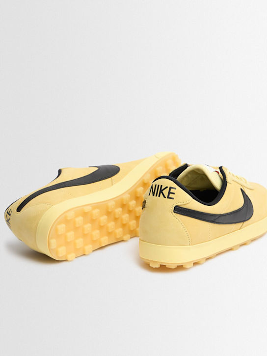 Nike: Sneakers Astrograbber