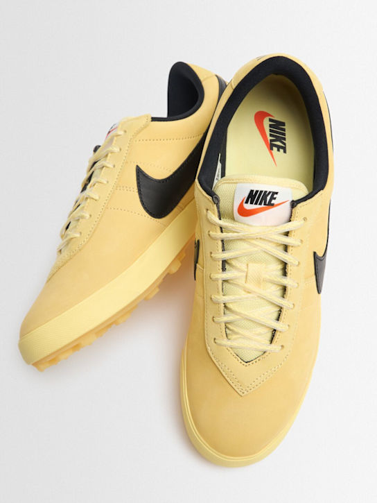 Nike: Sneakers Astrograbber