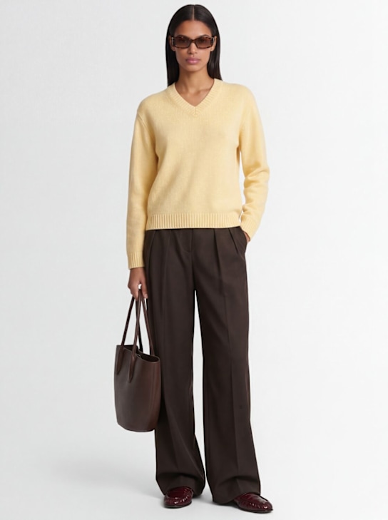 AMIYA: Nevia cashmere v-neck sweater