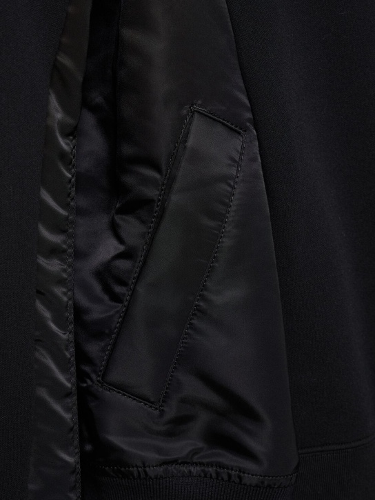 Sacai: Hoodie aus Fleece und Nylontwill